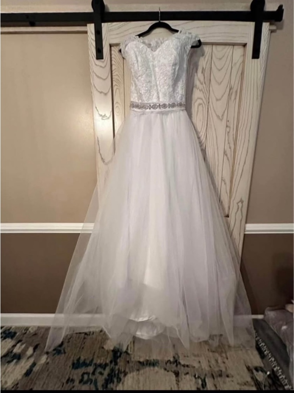 Elegant White Lace Wedding Dress with Beaded Waist size 8 but fits like a size 6